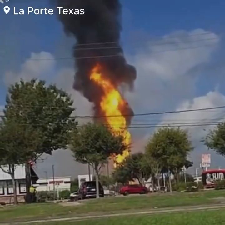 Un oléoduc prend feu, personne ne peut l'éteindre : un quartier évacué