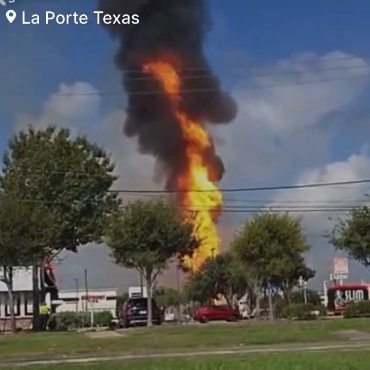 Un oléoduc prend feu, personne ne peut l'éteindre : un quartier évacué