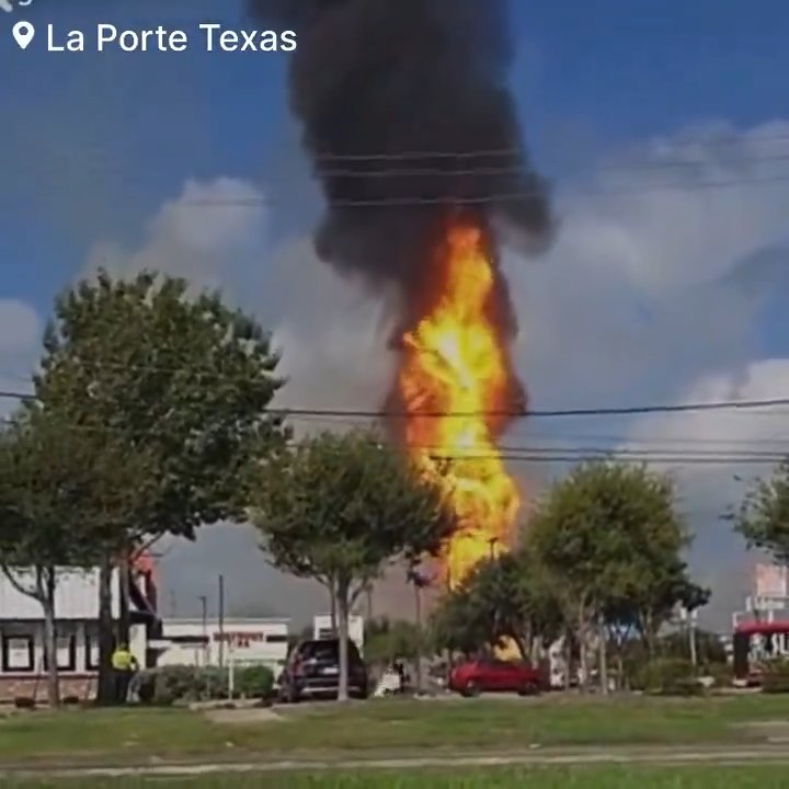 Un oléoduc prend feu, personne ne peut l'éteindre : un quartier évacué