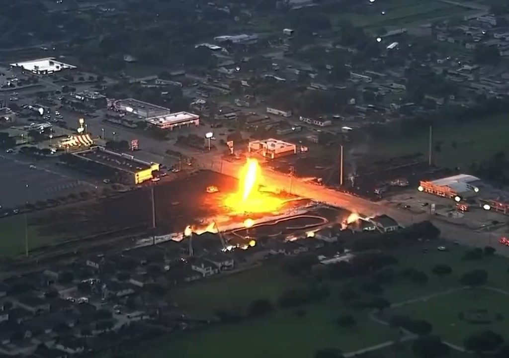 Un oléoduc prend feu, personne ne peut l'éteindre : un quartier évacué