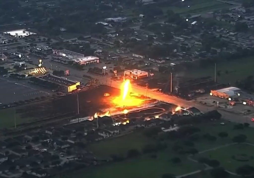 Oleodotto prende fuoco, nessuno riesce a spegnerlo: evacuato quartiere