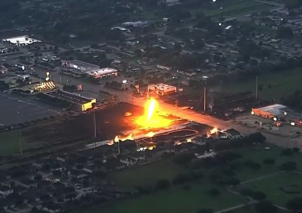 Oleodotto prende fuoco, nessuno riesce a spegnerlo: evacuato quartiere