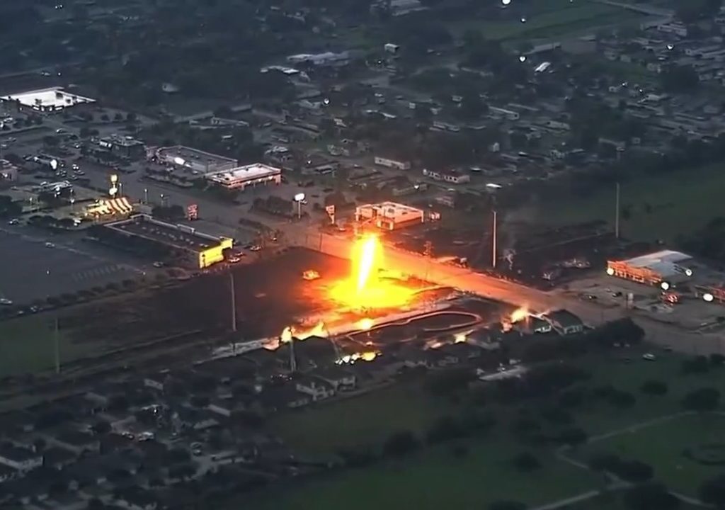 Oleoducto se incendia, nadie puede apagarlo: barrio evacuado