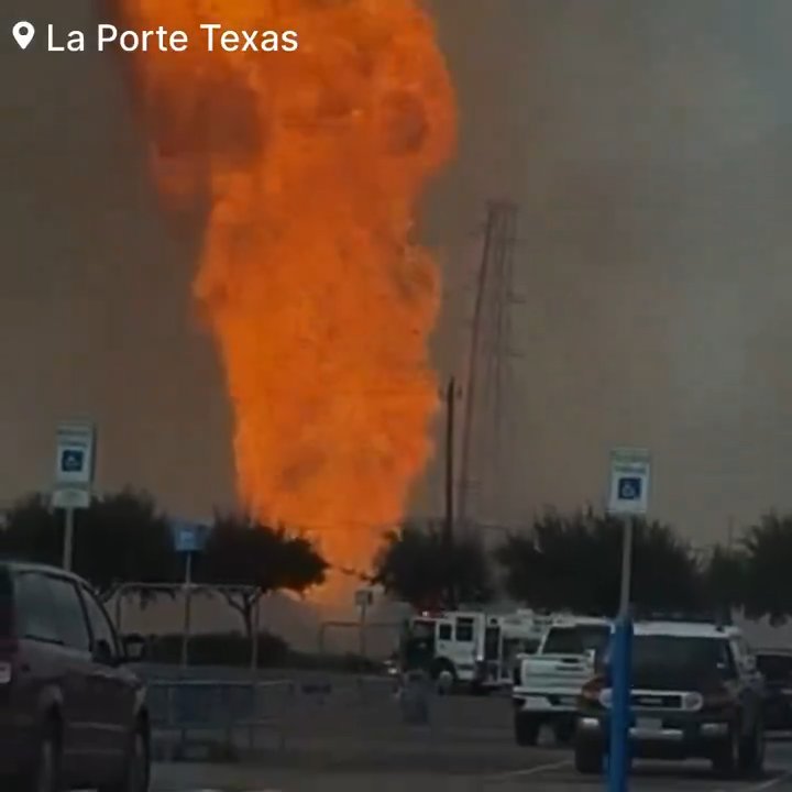 Un oléoduc prend feu, personne ne peut l'éteindre : un quartier évacué