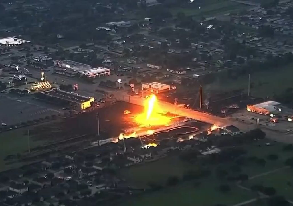 Un oléoduc prend feu, personne ne peut l'éteindre : un quartier évacué