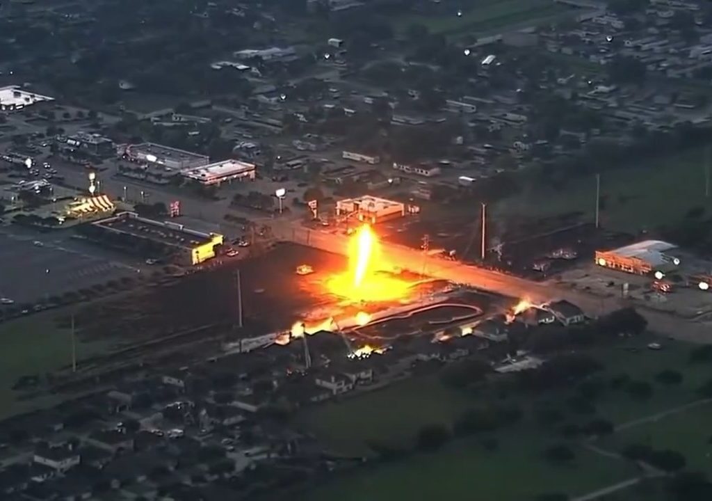 Ölpipeline fängt Feuer, niemand kann es löschen: Nachbarschaft evakuiert