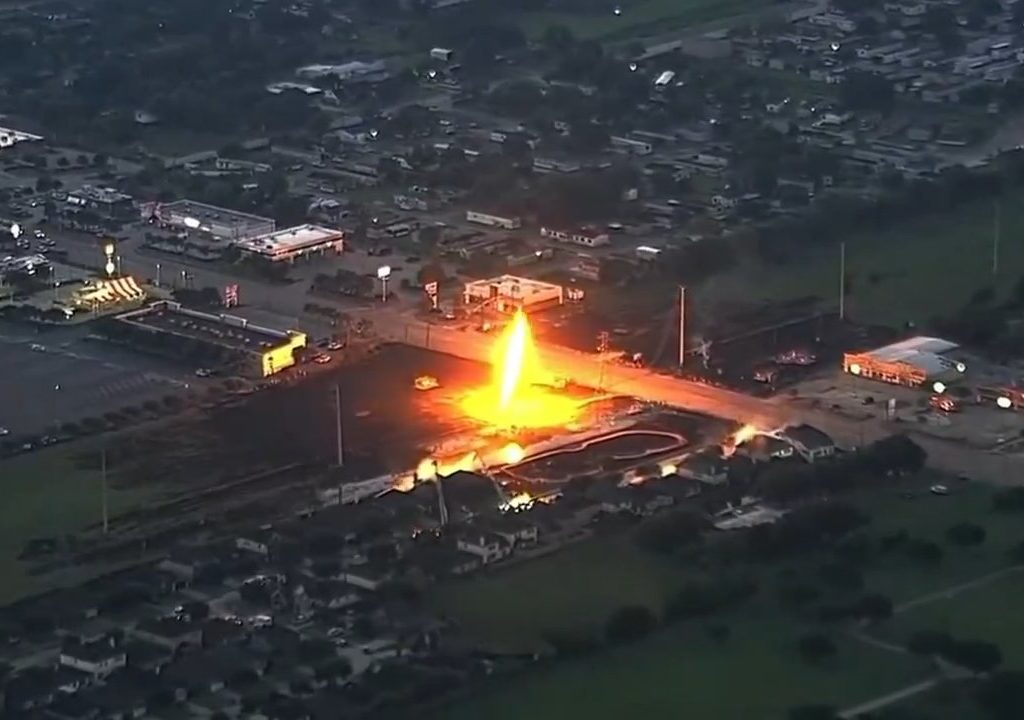 Ölpipeline fängt Feuer, niemand kann es löschen: Nachbarschaft evakuiert