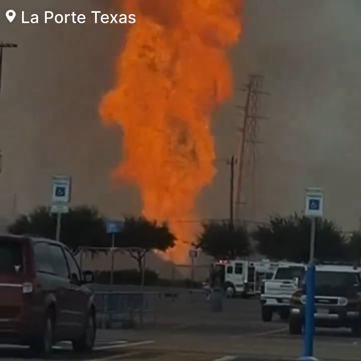 Un oléoduc prend feu, personne ne peut l'éteindre : un quartier évacué