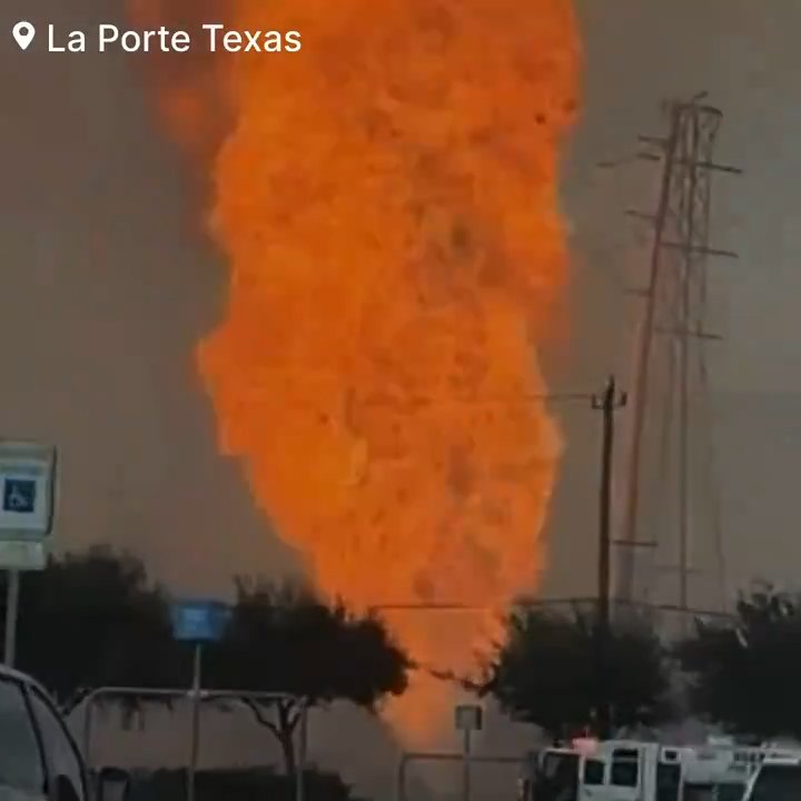 Oleoducto se incendia, nadie puede apagarlo: barrio evacuado