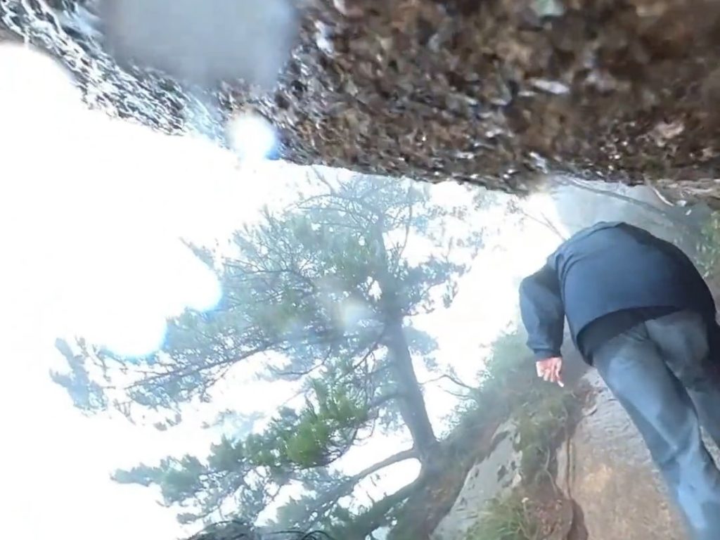 Cae de la montaña y su cámara graba todo: así se salva