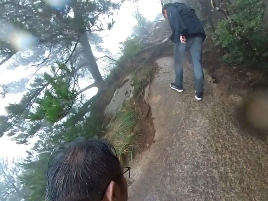 Cae de la montaña y su cámara graba todo: así se salva