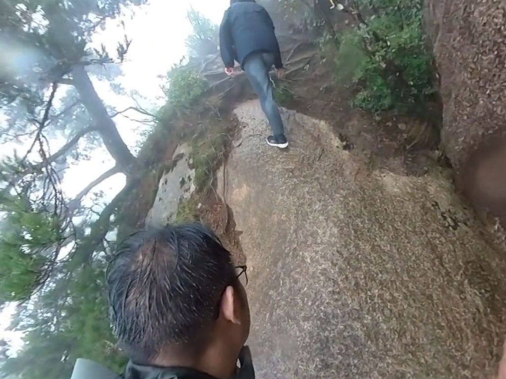 Il tombe de la montagne et sa caméra enregistre tout : c'est ainsi qu'il se sauve