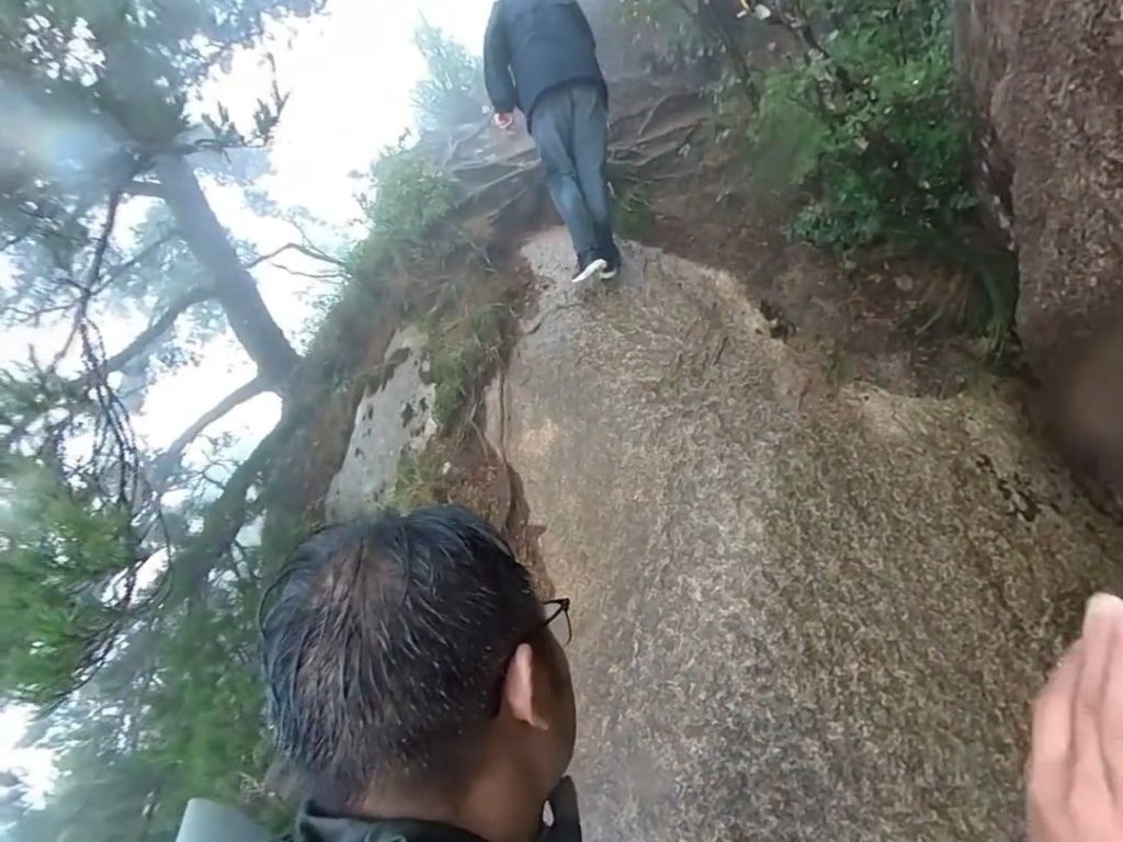 Il tombe de la montagne et sa caméra enregistre tout : c'est ainsi qu'il se sauve