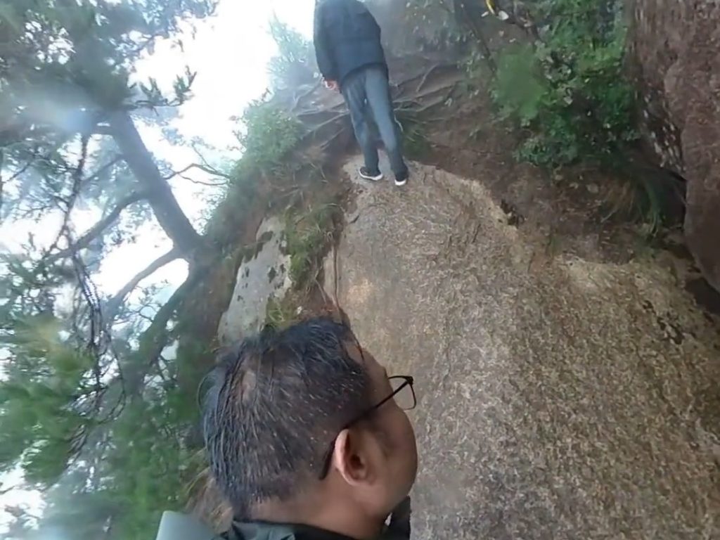 Cae de la montaña y su cámara graba todo: así se salva