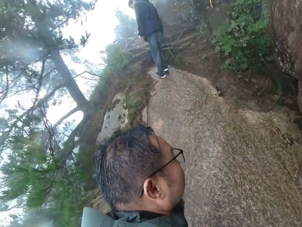 Il tombe de la montagne et sa caméra enregistre tout : c'est ainsi qu'il se sauve