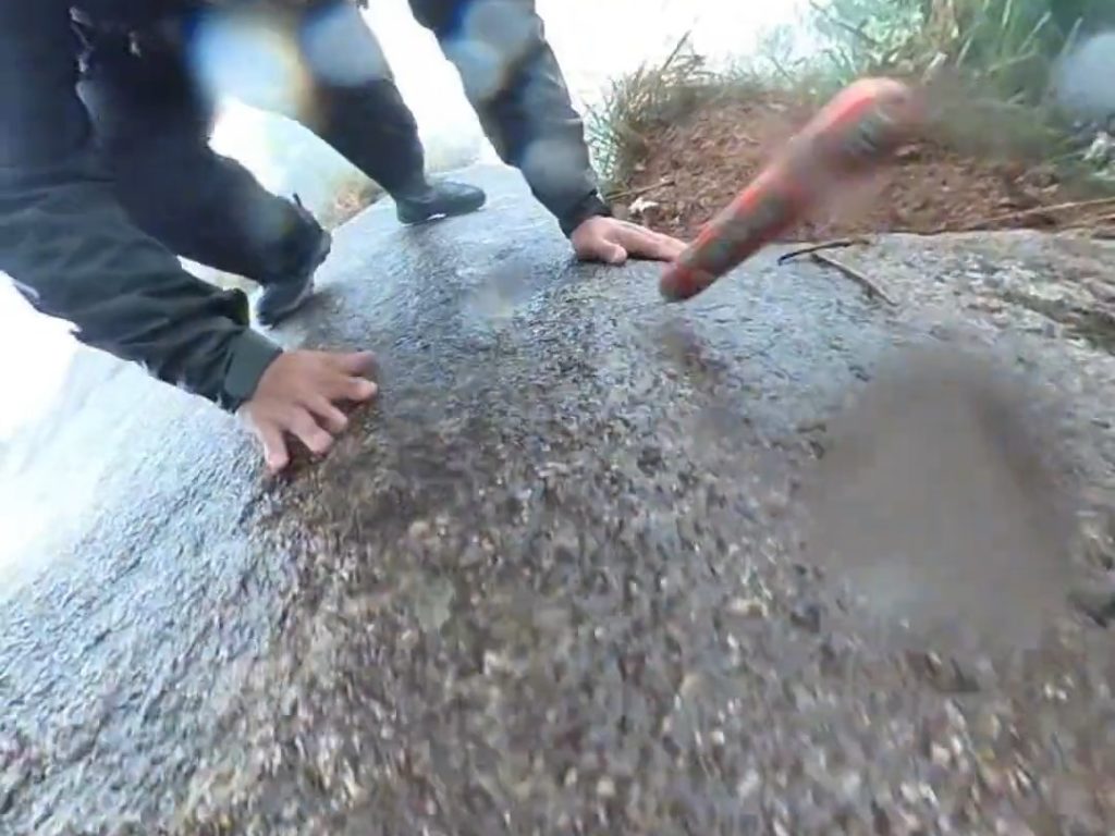 Cae de la montaña y su cámara graba todo: así se salva