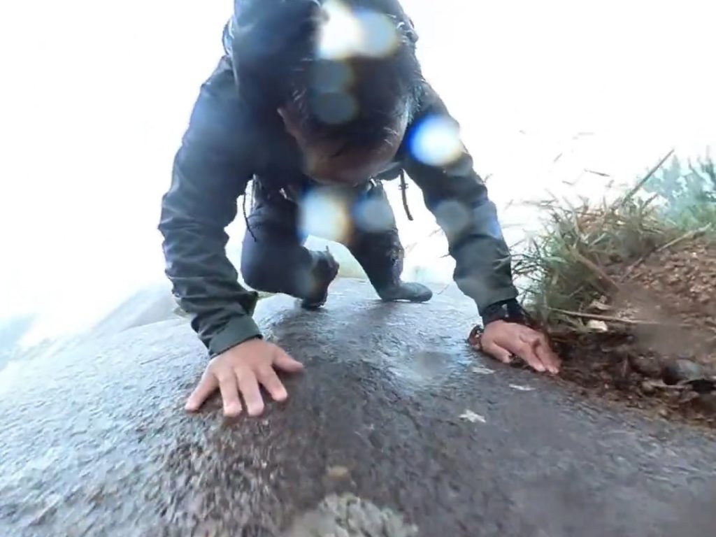 Il tombe de la montagne et sa caméra enregistre tout : c'est ainsi qu'il se sauve