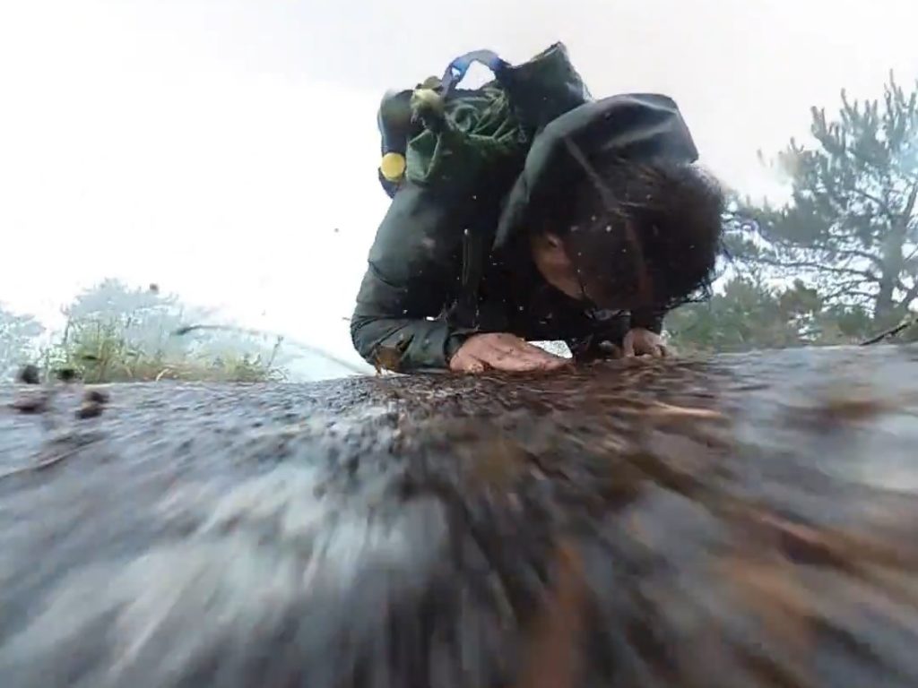 Cae de la montaña y su cámara graba todo: así se salva