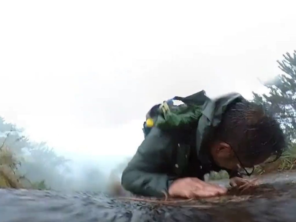 Cae de la montaña y su cámara graba todo: así se salva