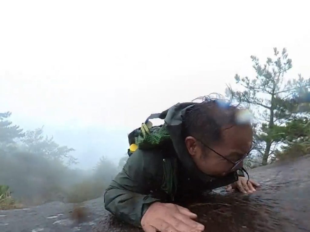 Cae de la montaña y su cámara graba todo: así se salva