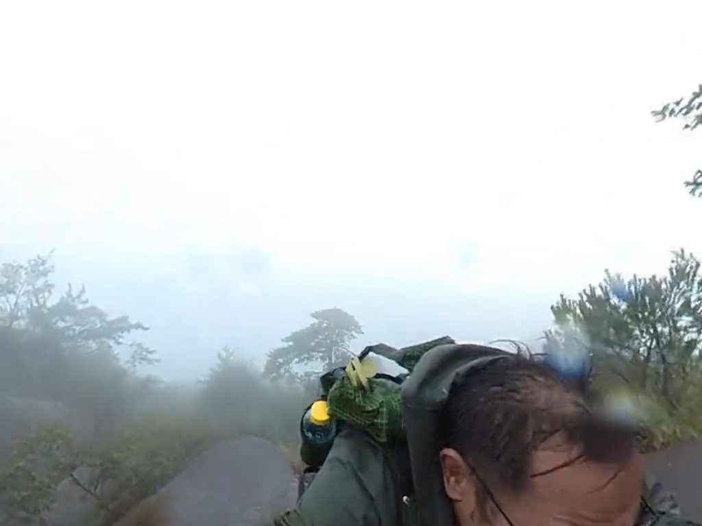 Il tombe de la montagne et sa caméra enregistre tout : c'est ainsi qu'il se sauve