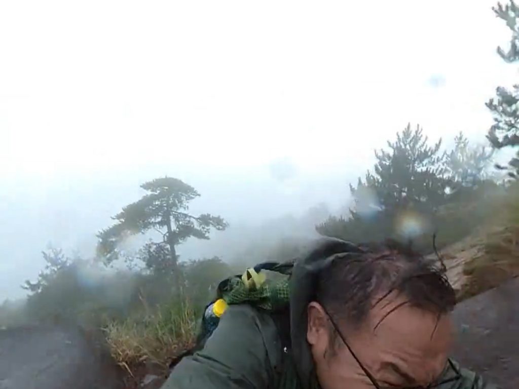 Cae de la montaña y su cámara graba todo: así se salva