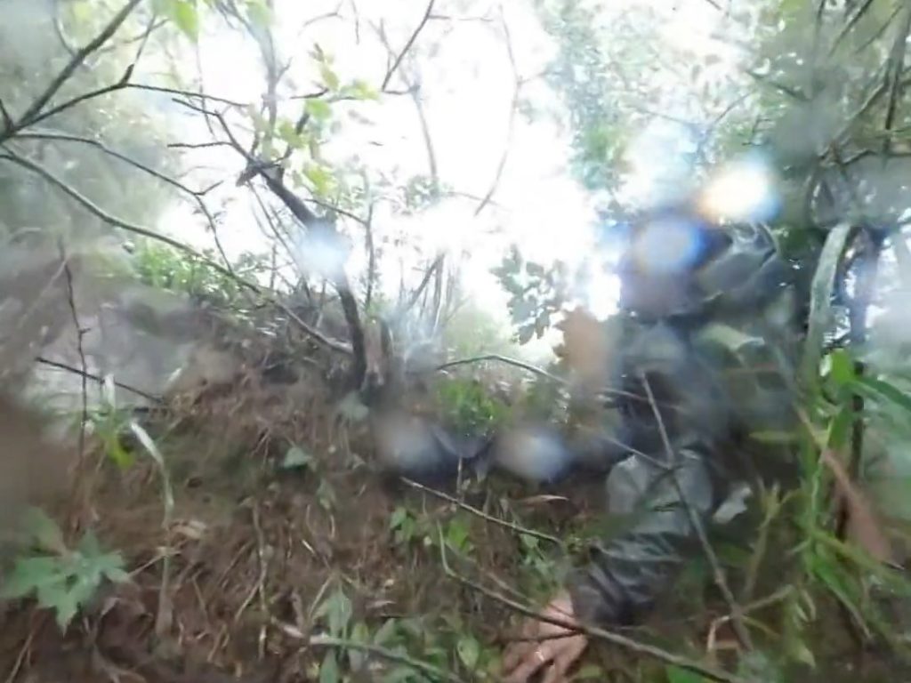 Cae de la montaña y su cámara graba todo: así se salva