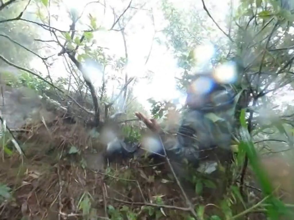 Cae de la montaña y su cámara graba todo: así se salva