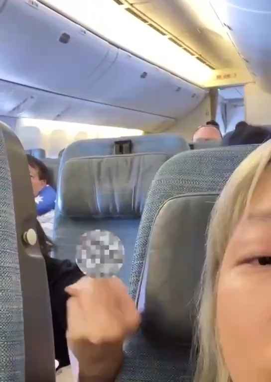 Recuesta su asiento en el avión y se desata una pelea: insultos y patadas, luego llega la expulsión