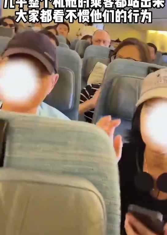 Recuesta su asiento en el avión y se desata una pelea: insultos y patadas, luego llega la expulsión