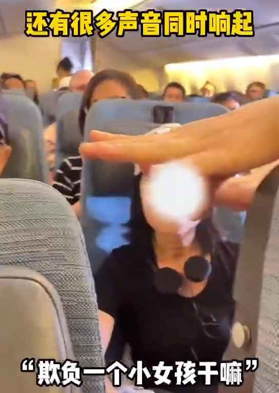 Recuesta su asiento en el avión y se desata una pelea: insultos y patadas, luego llega la expulsión