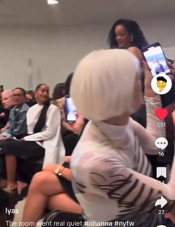 Rihanna ignora a Naomi Campbell durante desfile de moda: video viral