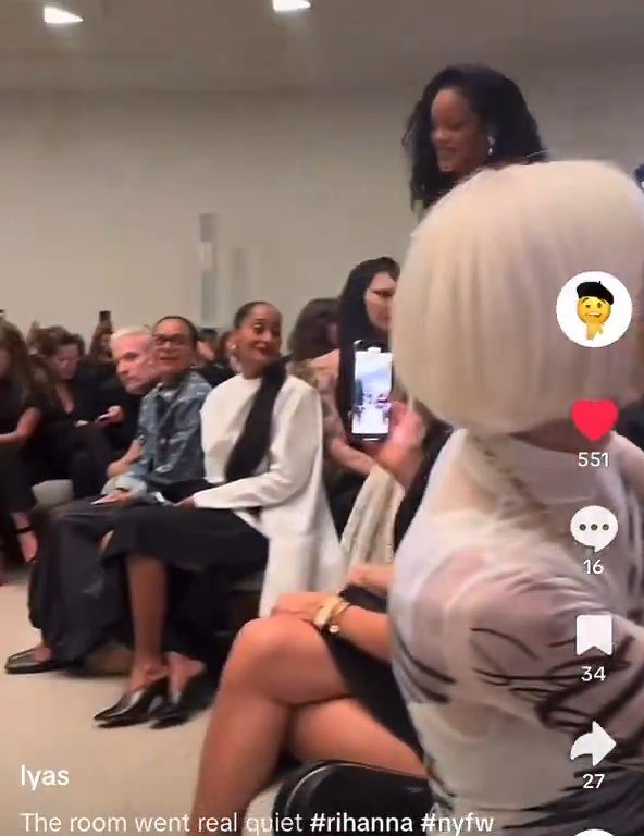 Rihanna ignora Naomi Campbell durante sfilata: video virale