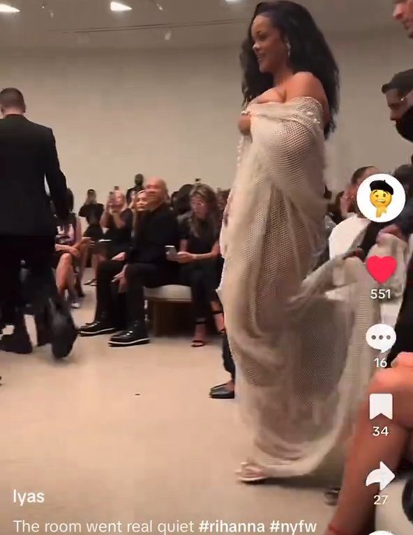 Rihanna ignora a Naomi Campbell durante desfile de moda: video viral