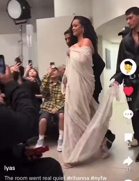 Rihanna ignora Naomi Campbell durante sfilata: video virale