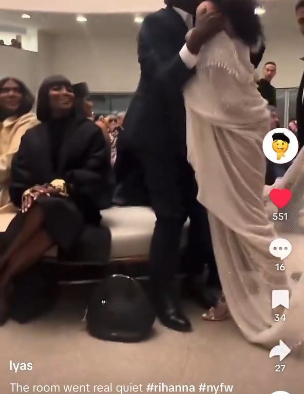 Rihanna ignora Naomi Campbell durante sfilata: video virale