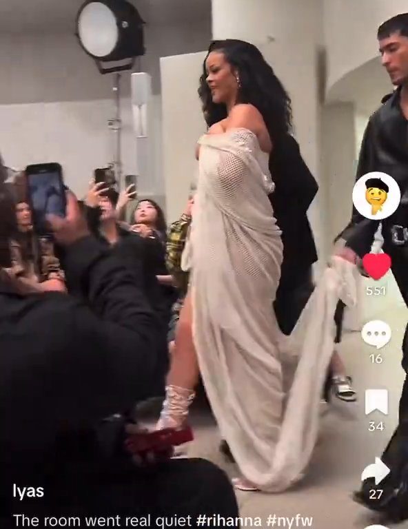 Rihanna ignora Naomi Campbell durante sfilata: video virale