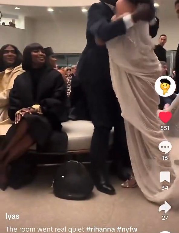 Rihanna ignora Naomi Campbell durante sfilata: video virale