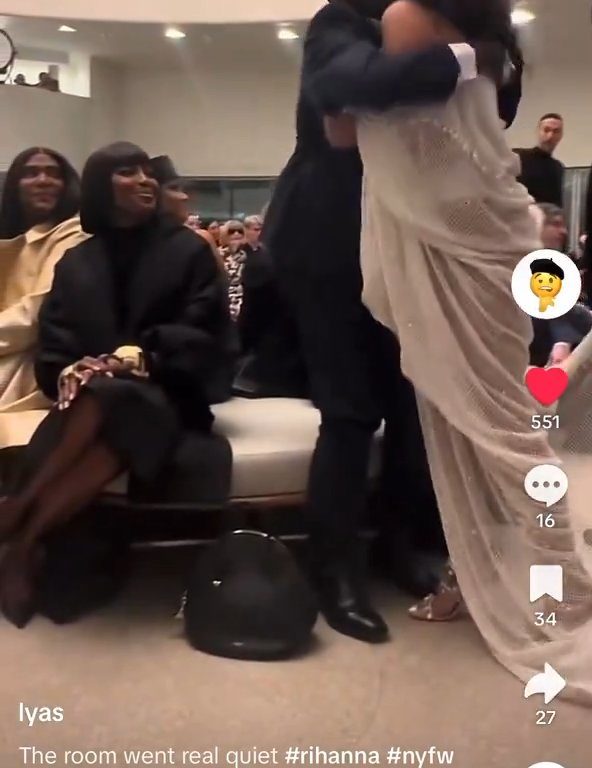 Rihanna ignora Naomi Campbell durante sfilata: video virale