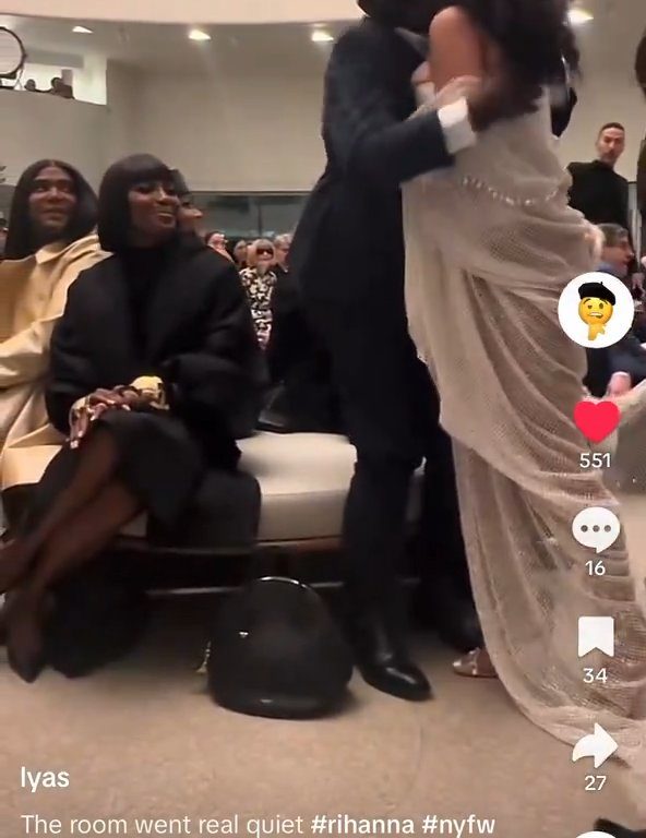 Rihanna ignora a Naomi Campbell durante desfile de moda: video viral