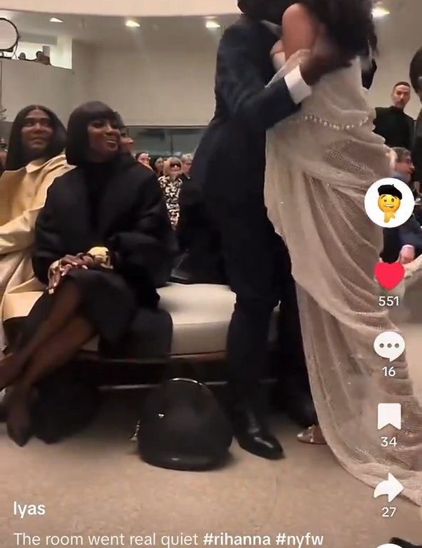 Rihanna ignora a Naomi Campbell durante desfile de moda: video viral