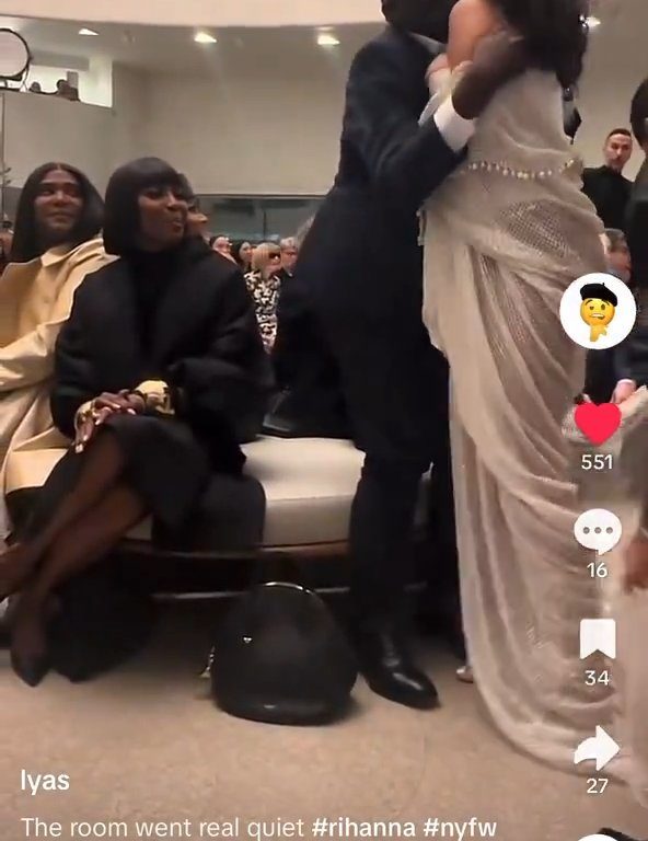 Rihanna ignora a Naomi Campbell durante desfile de moda: video viral