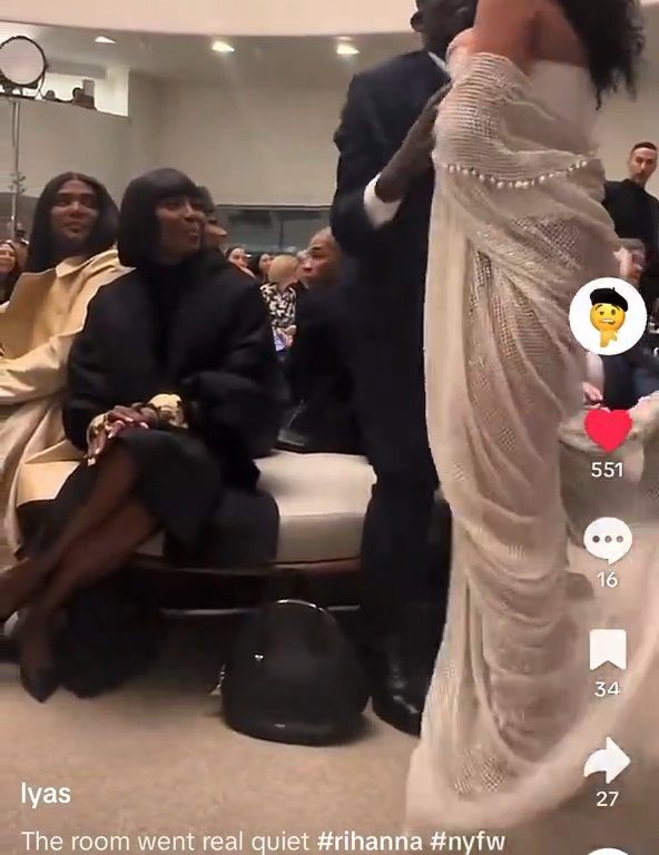 Rihanna ignora a Naomi Campbell durante desfile de moda: video viral