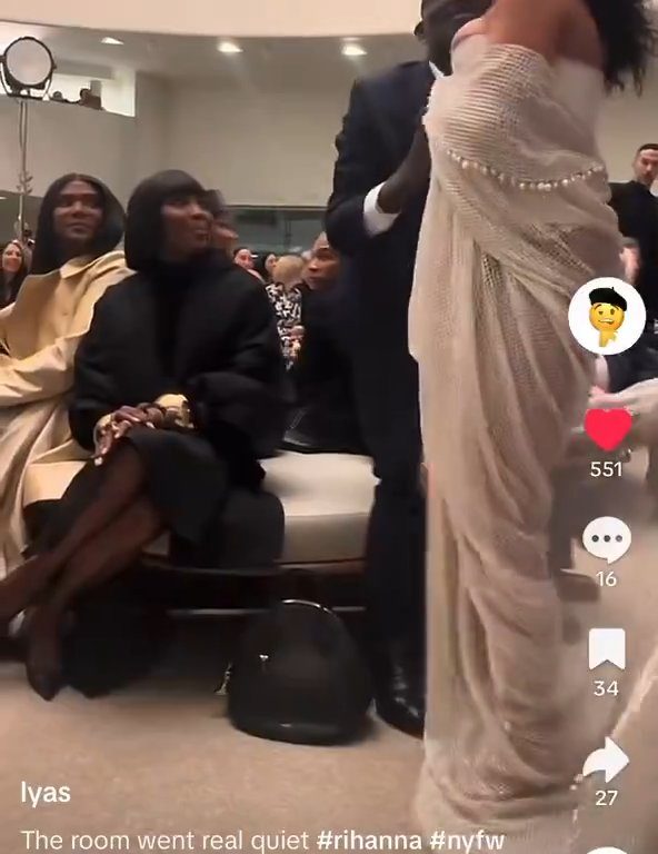 Rihanna ignora Naomi Campbell durante sfilata: video virale