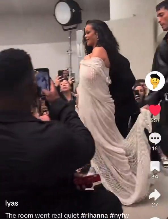 Rihanna ignora Naomi Campbell durante sfilata: video virale