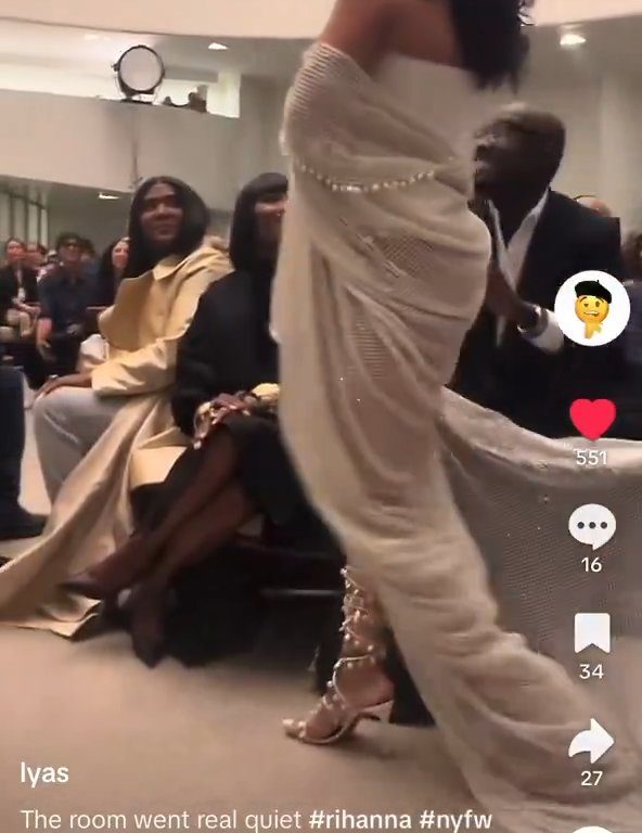 Rihanna ignora a Naomi Campbell durante desfile de moda: video viral