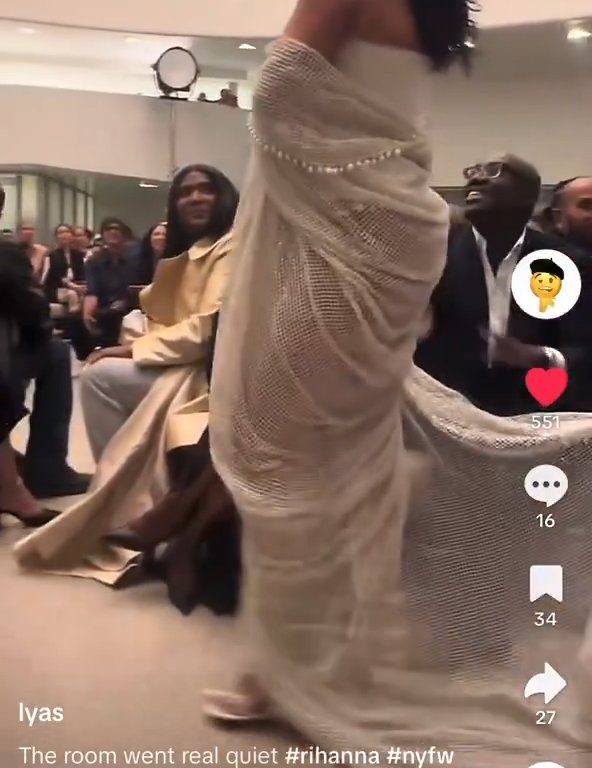 Rihanna ignora a Naomi Campbell durante desfile de moda: video viral