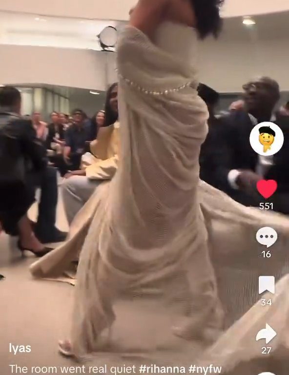 Rihanna ignora a Naomi Campbell durante desfile de moda: video viral