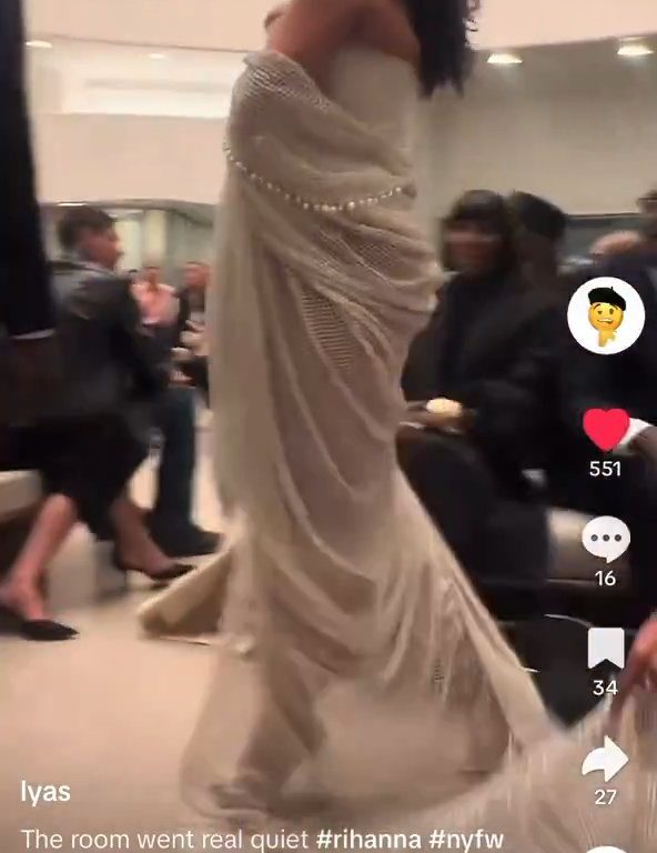 Rihanna ignora Naomi Campbell durante sfilata: video virale