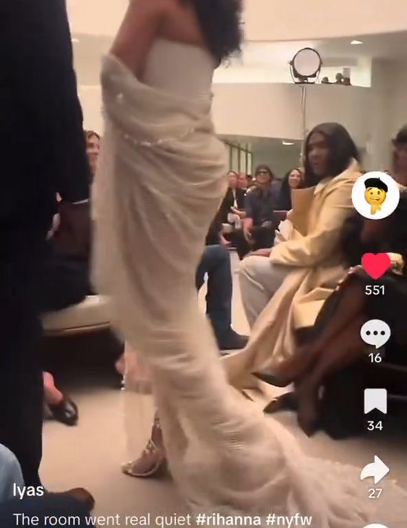 Rihanna ignora Naomi Campbell durante sfilata: video virale